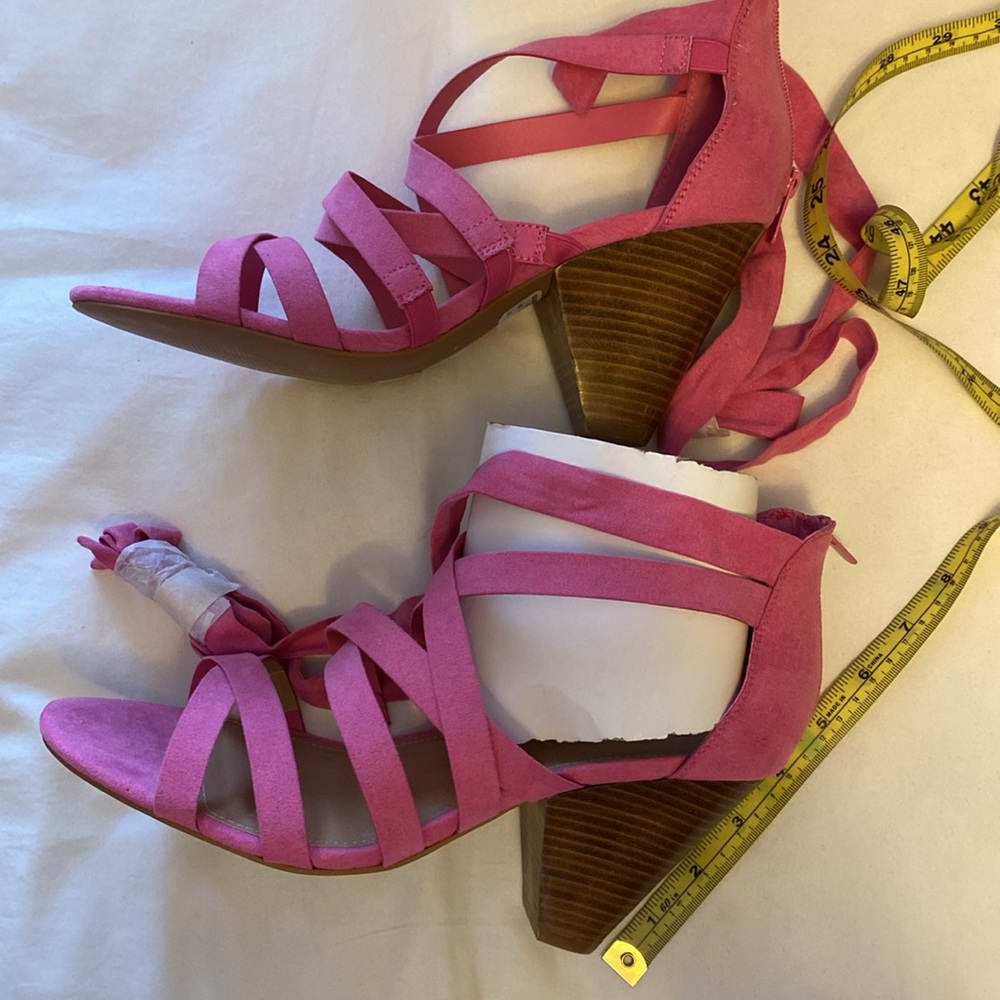 Penningtons NWTs pink multi strap 4” block heel sandals size 11WW zipper back